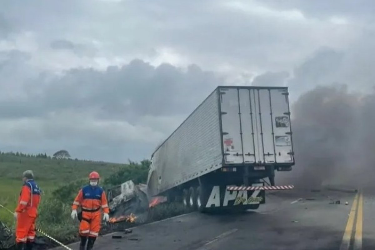 Colisão entre carro e caminhão deixa quatro pessoas mortas no sudoeste da Bahia