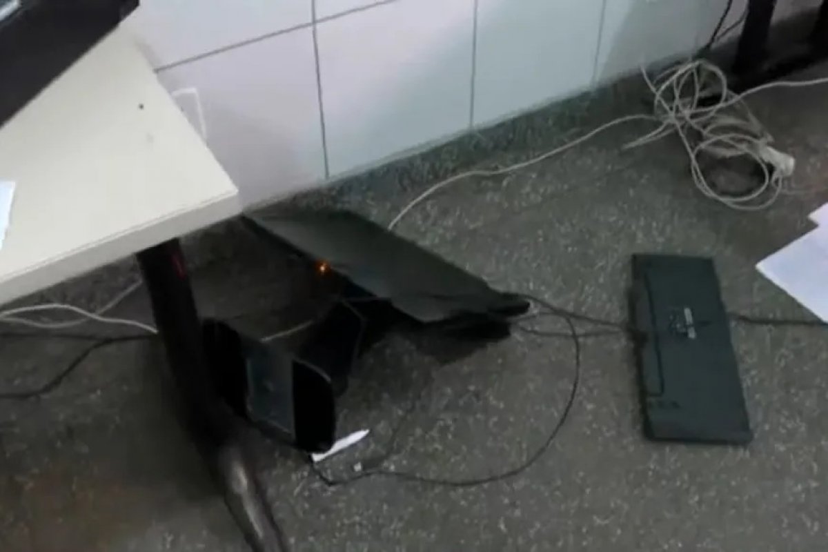 Escola municipal é arrombada em Salvador e computadores são quebrados