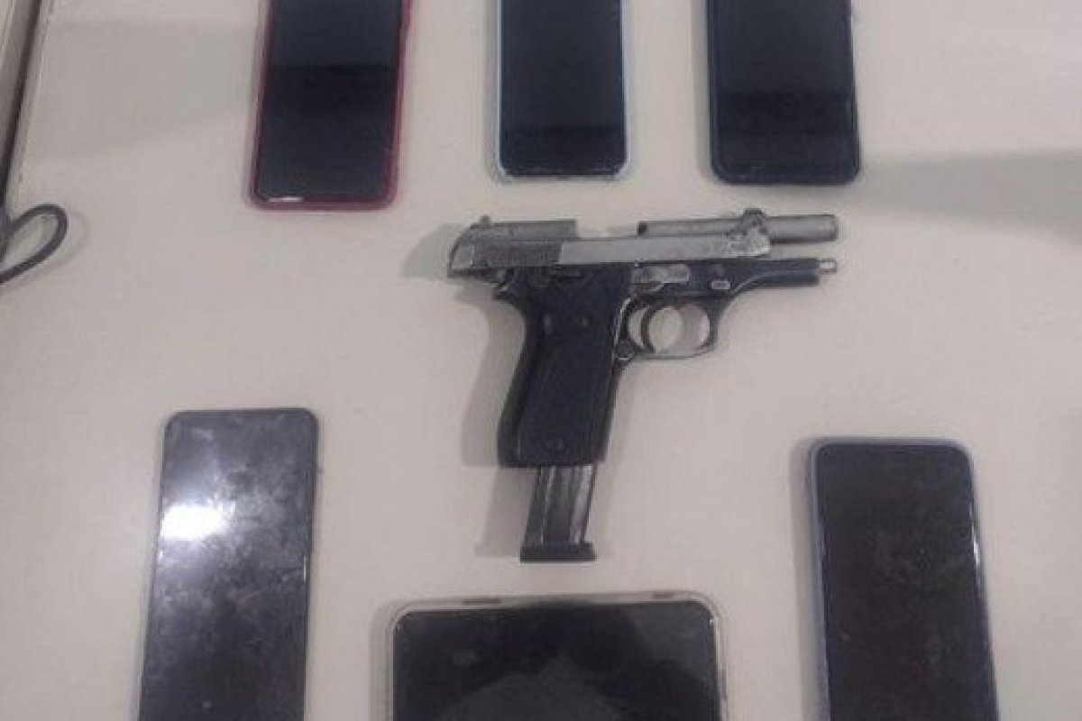 PM apreende pistola com homem suspeito de roubo em Candeias (BA)
