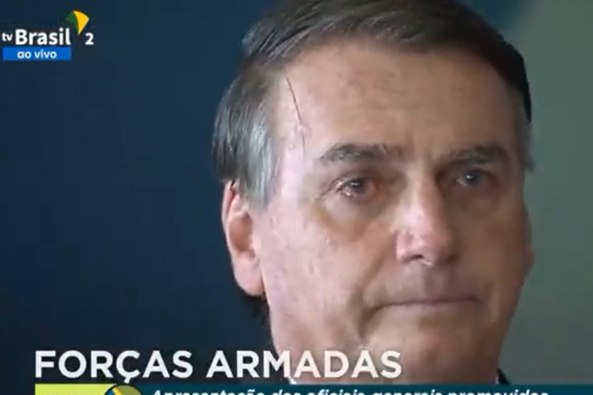 Vídeo: Bolsonaro se emociona e chora em evento militar