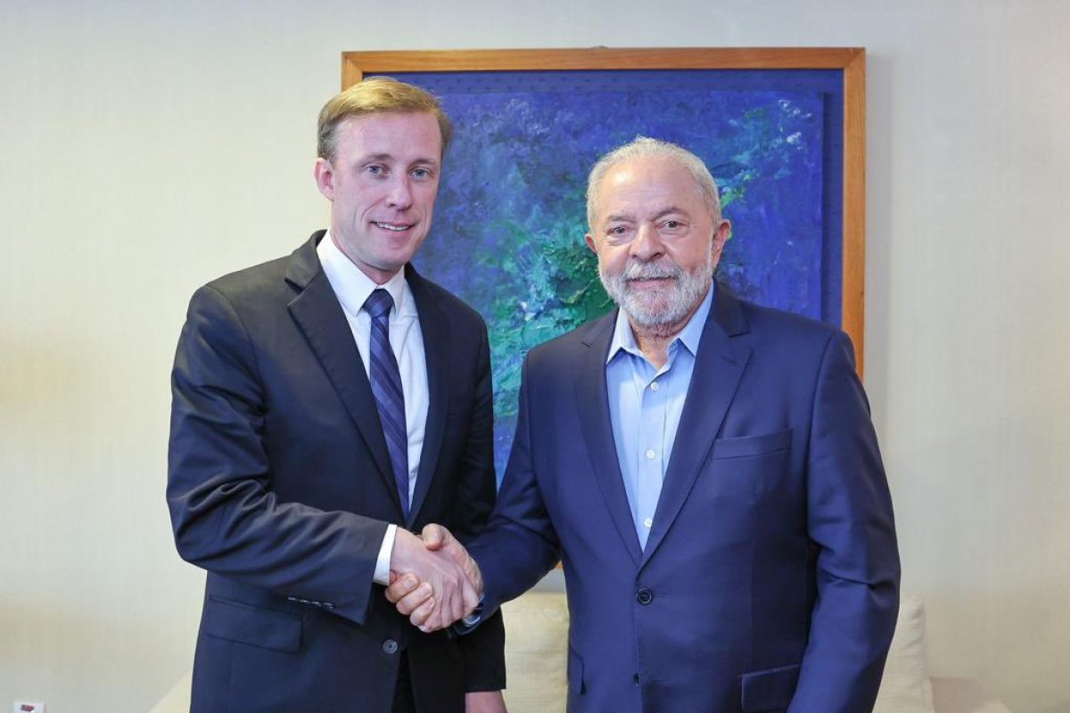Lula se reúne com conselheiro de Segurança dos EUA em Brasília