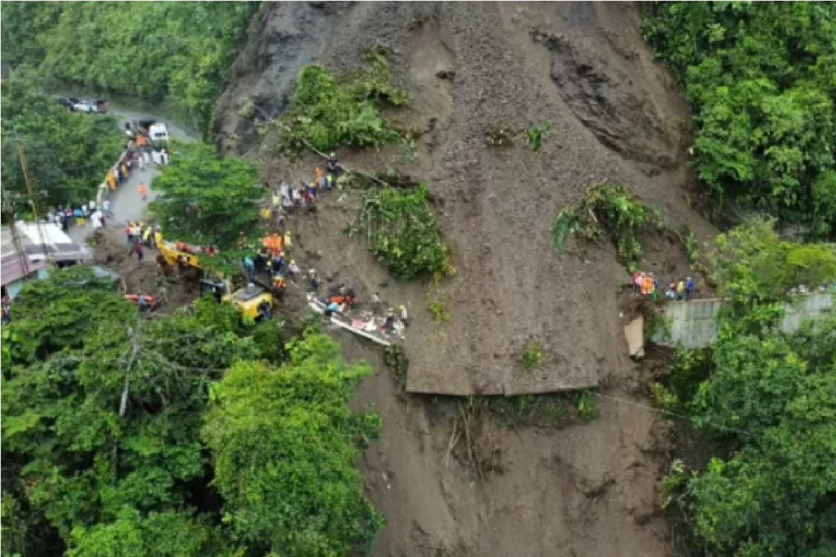Deslizamento de terra deixa ônibus soterrado e dezenas de mortos na Colômbia