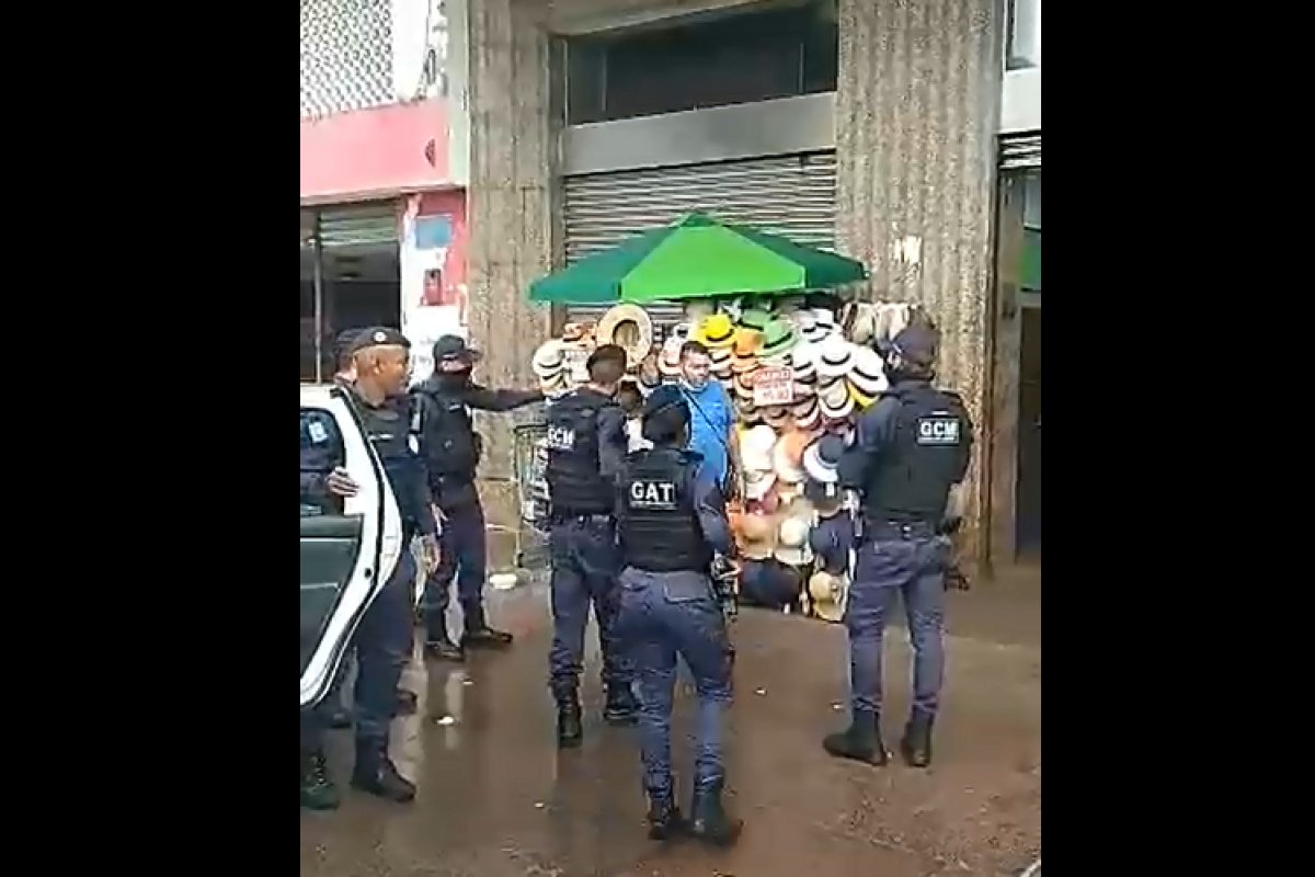 Vídeo: Guarda municipal discute com ambulante em Salvador