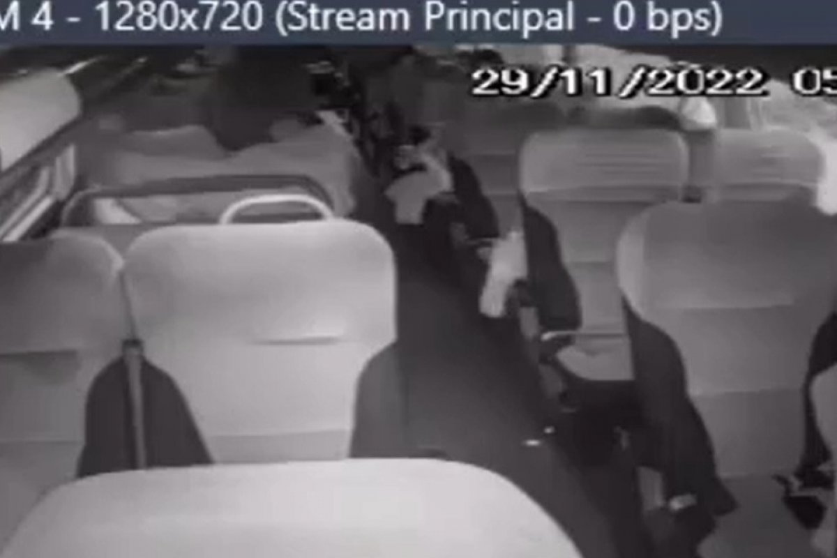 Vídeo mostra momento em que mulher se aproxima de jovem que teve rosto cortado em ônibus