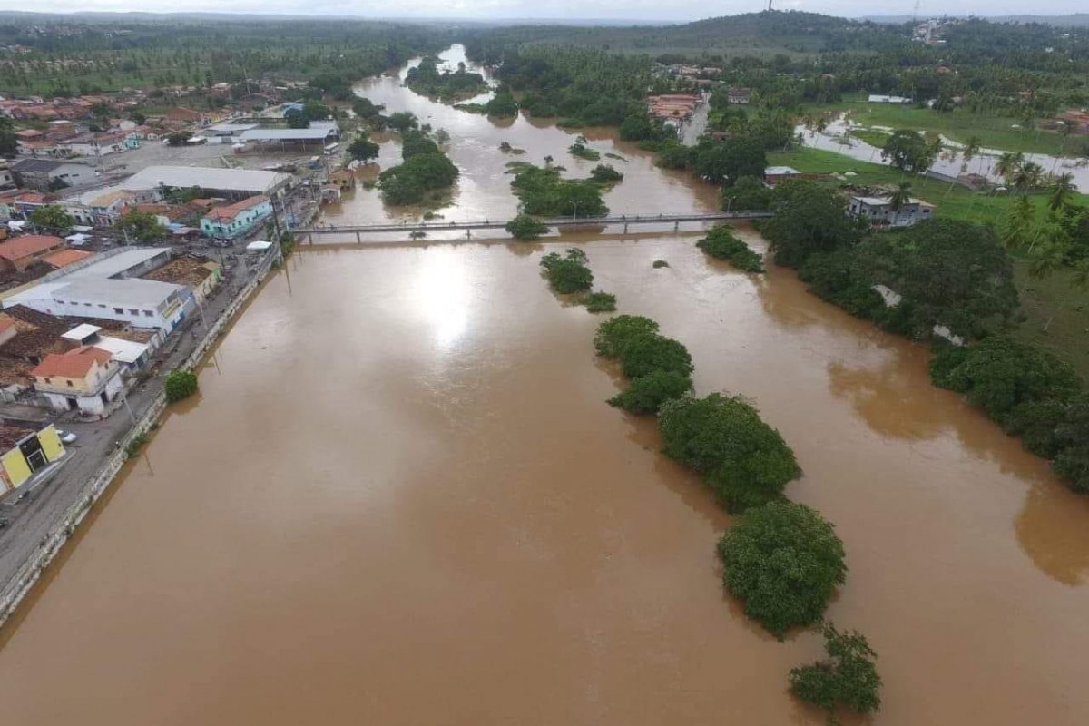 Chuvas na Bahia: homem morre ao tentar atravessar riacho em Itapicuru, no sul do estado