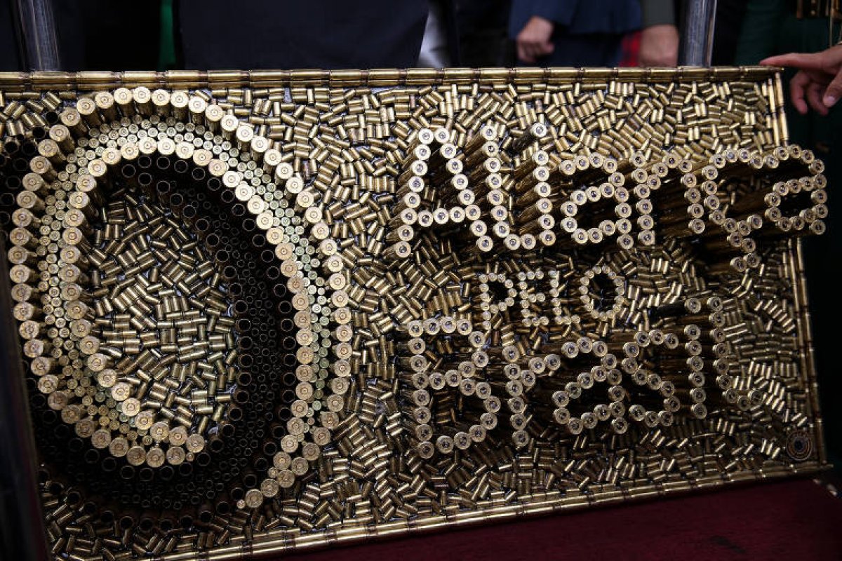 Bolsonaro recebe placa alusiva ao novo partido feita de cartuchos de bala