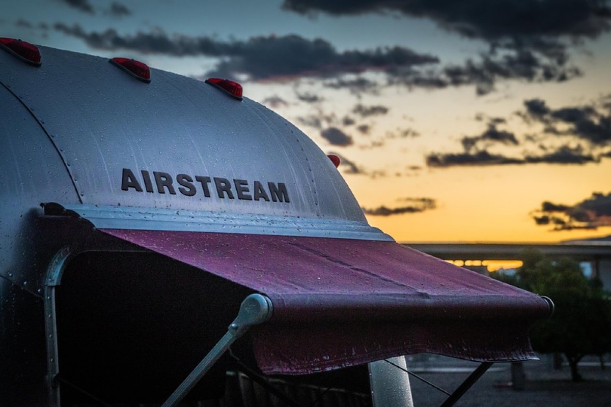 Imigrantes são encontrados em trailer lacrado no Reino Unido