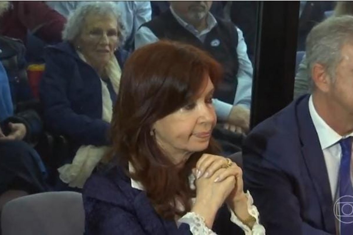 Cristina Kirchner é condenada a 6 anos de prisão por corrupção