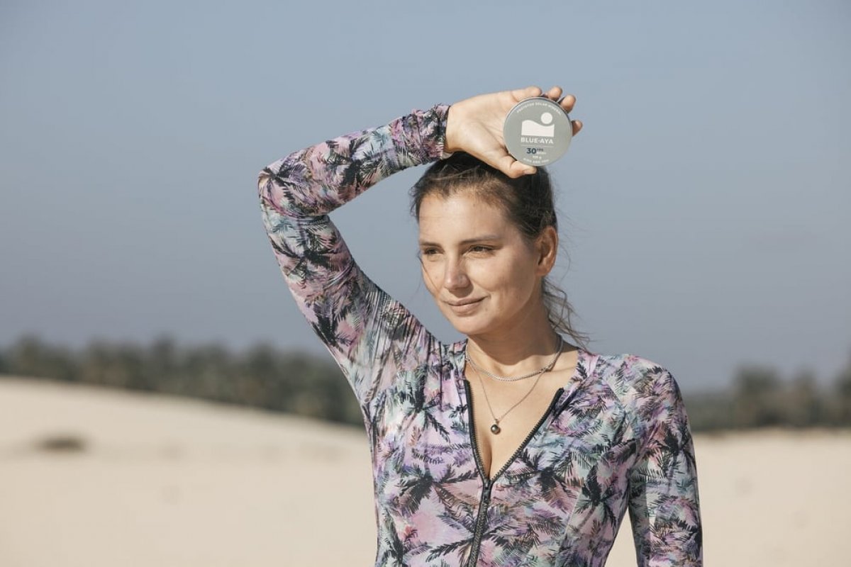 Surfista brasileira lança marca de protetor solar feito de algas e 100% sem plástico!