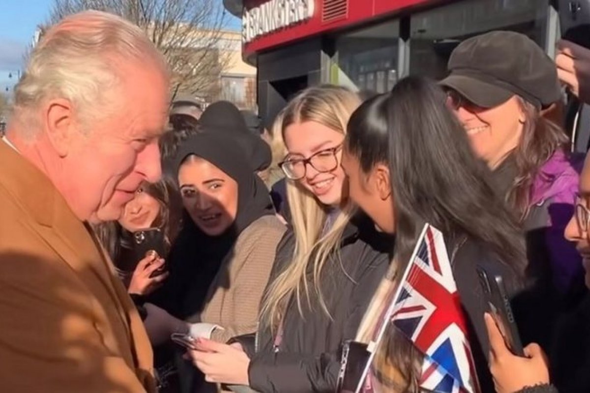 Vexame real! Rei Charles III é atingido por ovos pela segunda vez