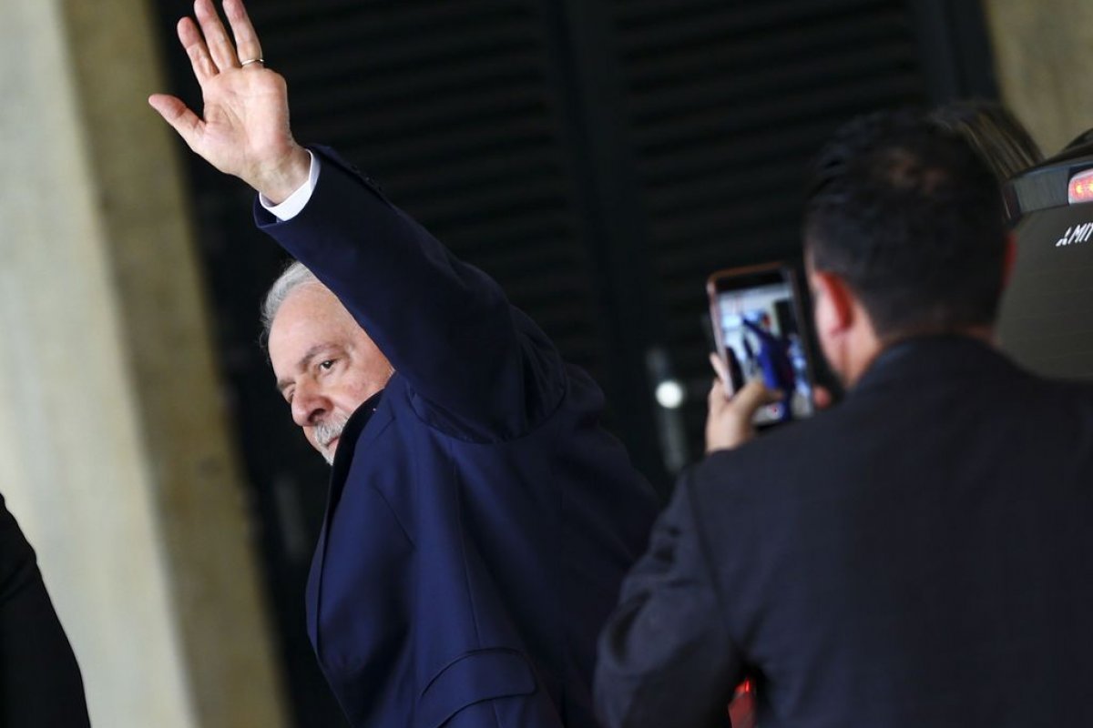 Lula teve reação positiva sobre aprovação da PEC da transição, diz deputado José Guimarães