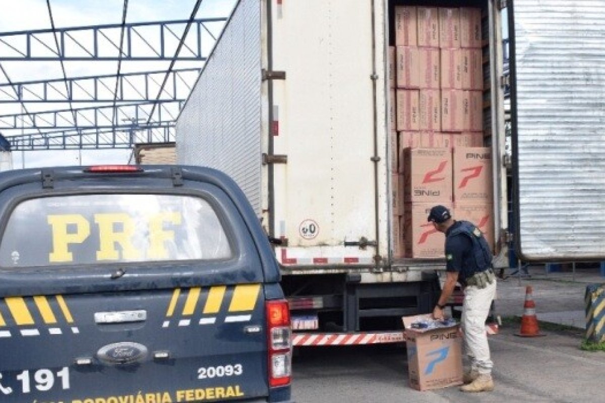 PRF apreende 2 milhões de maços de cigarros contrabandeados na Bahia
