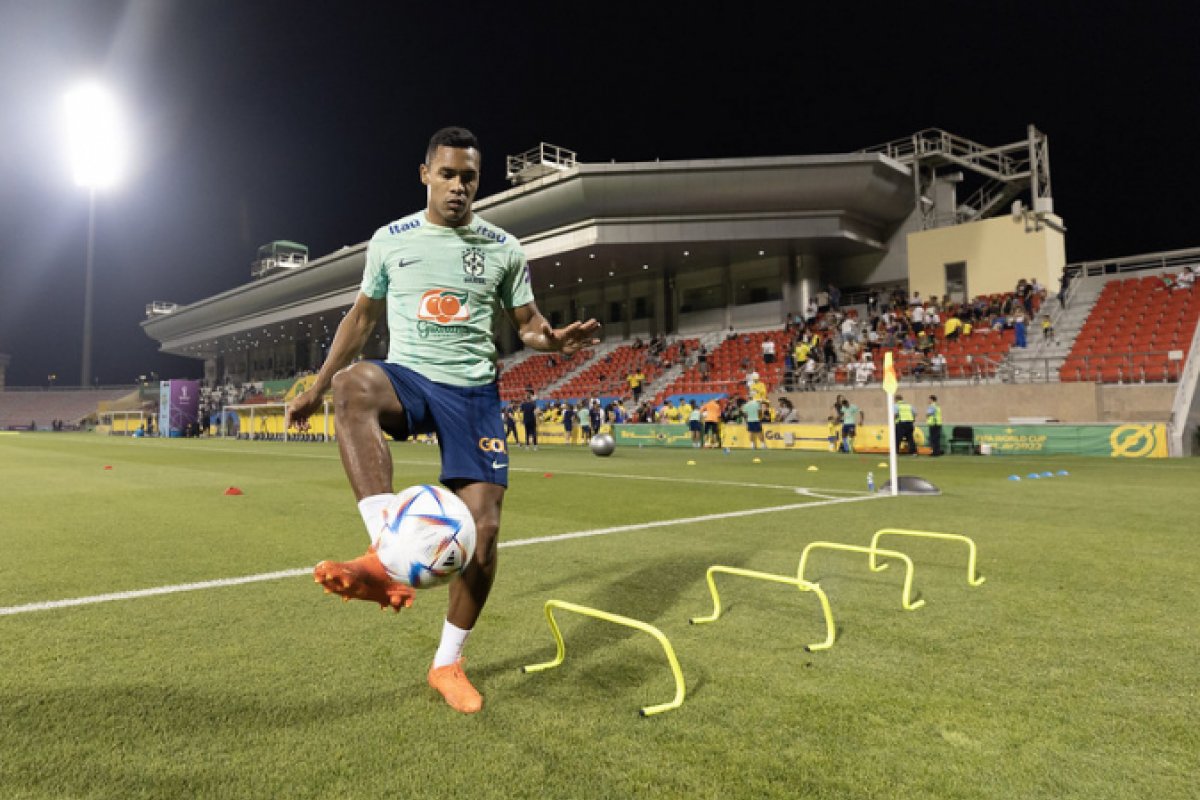 Seleção Brasileira dá início aos treinos para jogo contra Croácia nas quartas de final