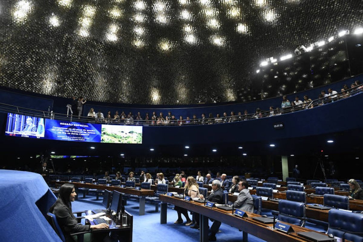 Parlamentares se reúnem para derrubar vetos presidenciais