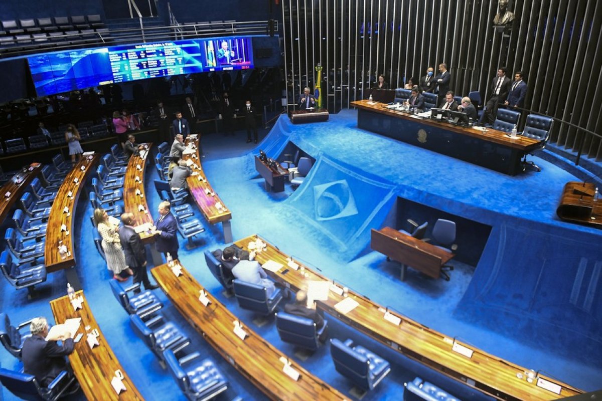 Texto-base da PEC da Transição é aprovado no Senado com 64 votos favoráveis