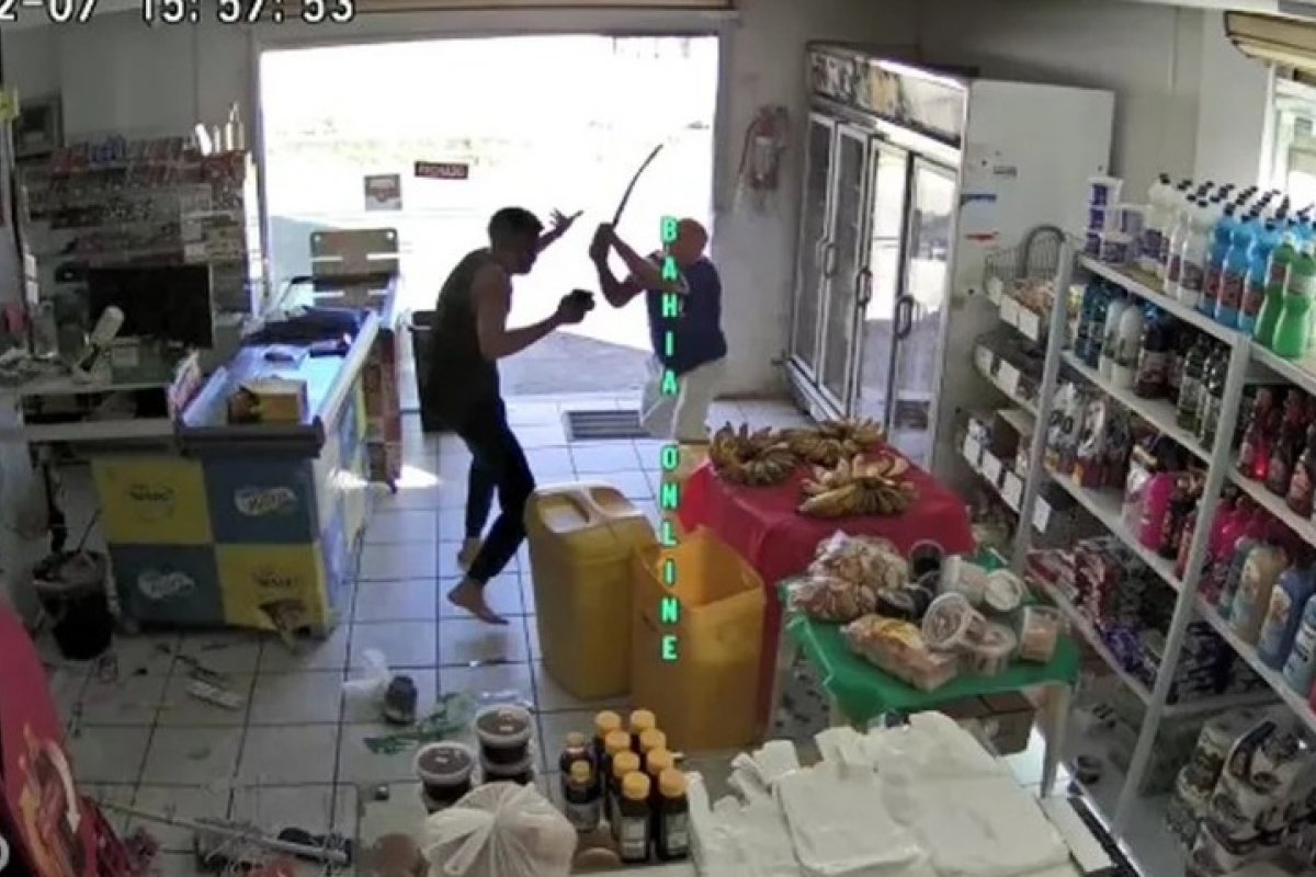 Dono de mercado reage a assalto e agride suspeito com pedaço de pau na Bahia