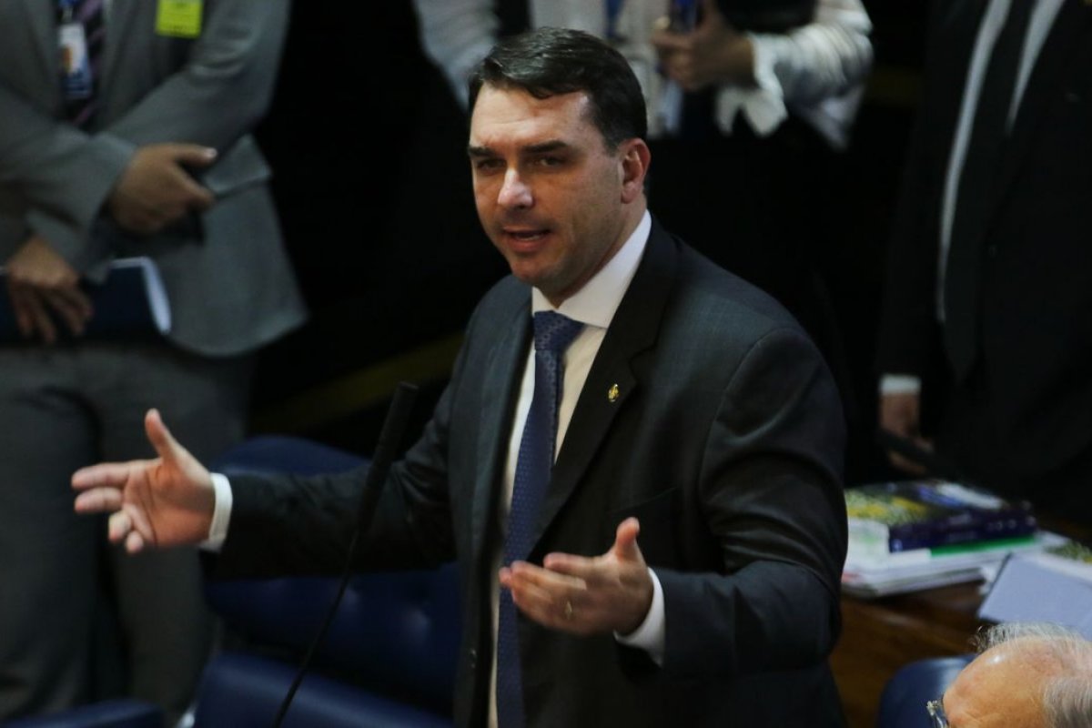 Flavio Bolsonaro desmente UOL sobre presidente Jair Bolsonaro passar faixa para Lula