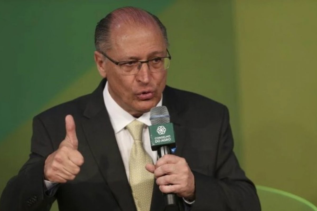 'Coisa de menino mimado', diz Alckmin sobre manifestações nos QGs