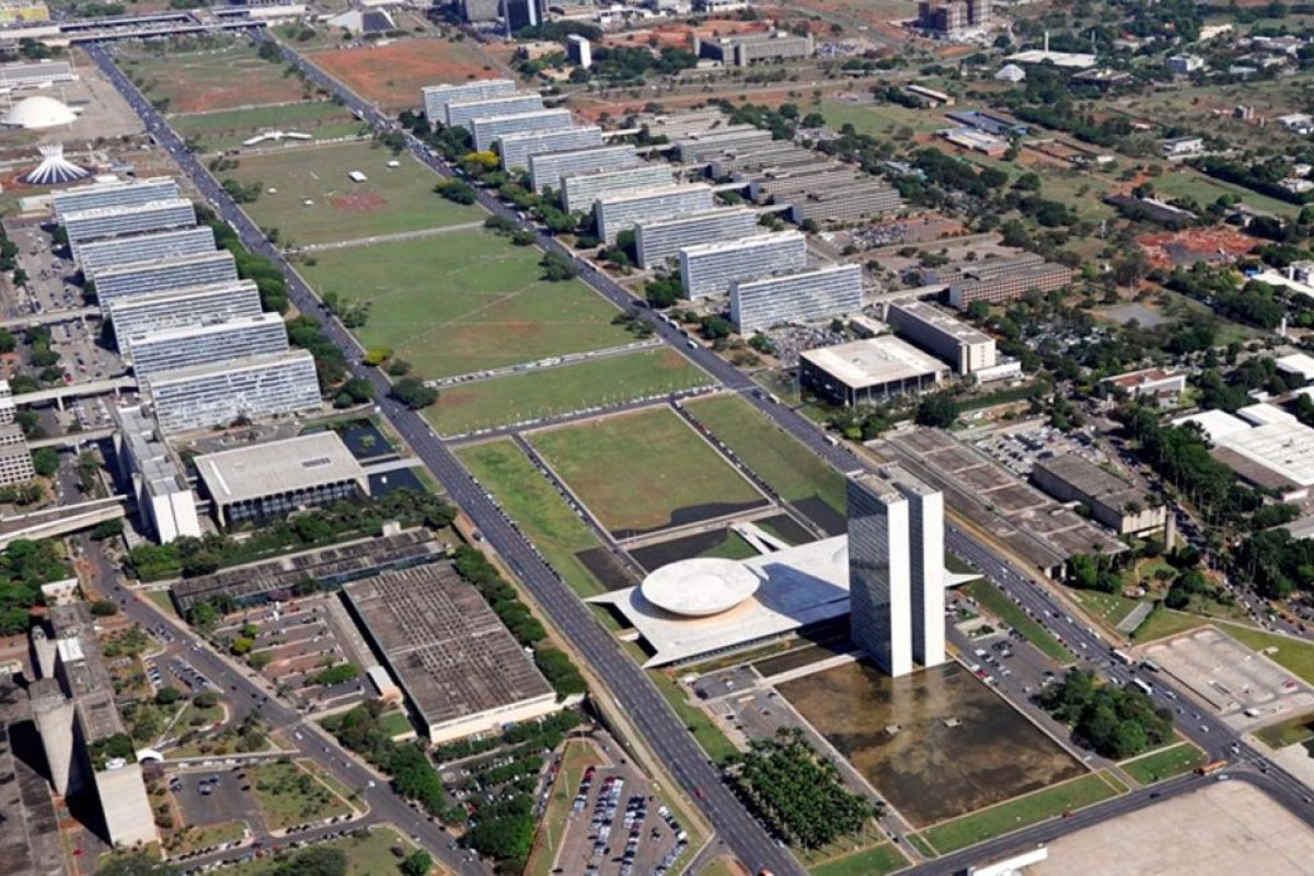 Equipe de transição de Lula deve entregar relatórios sobre situação dos ministérios neste domingo (11)