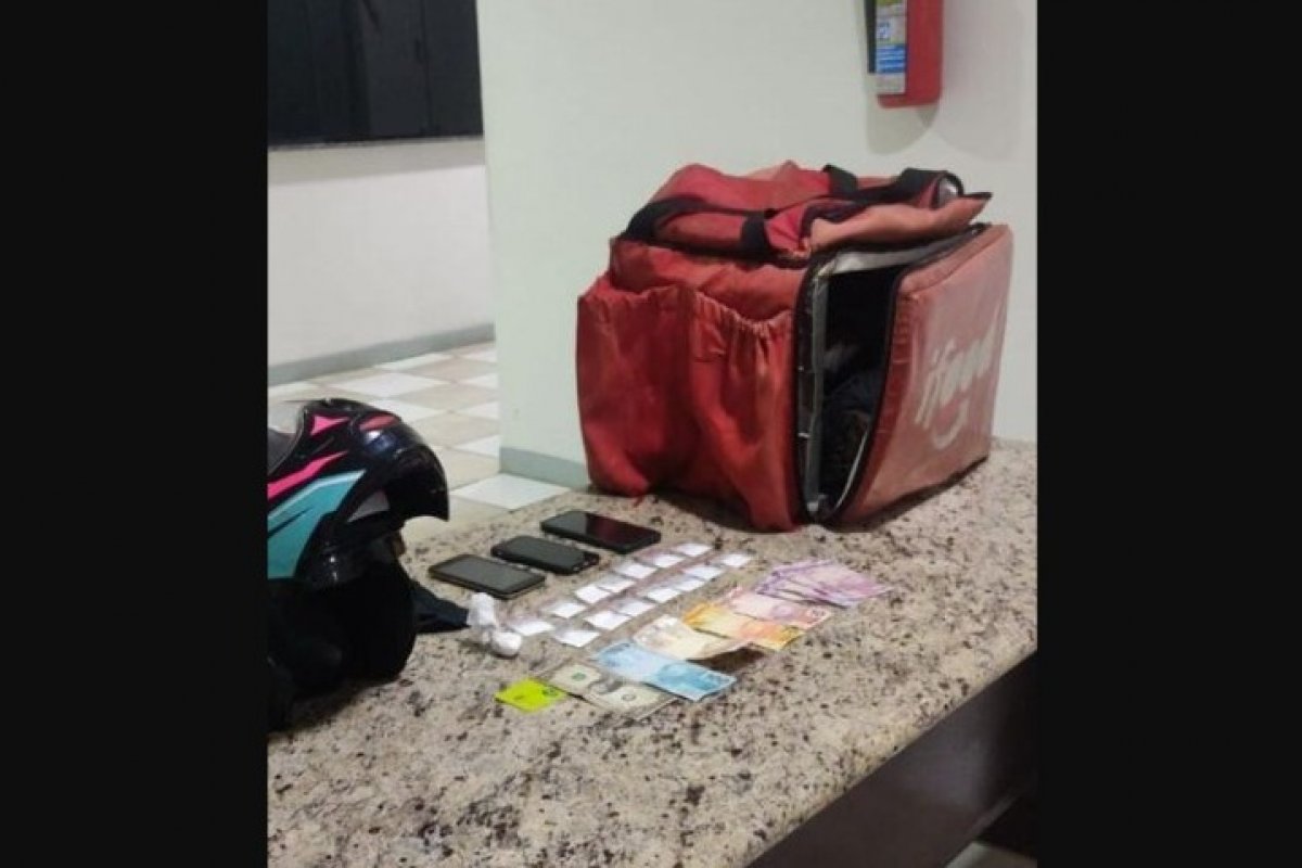 Homem que disfarçava entrega de drogas com de comida é preso pela PM