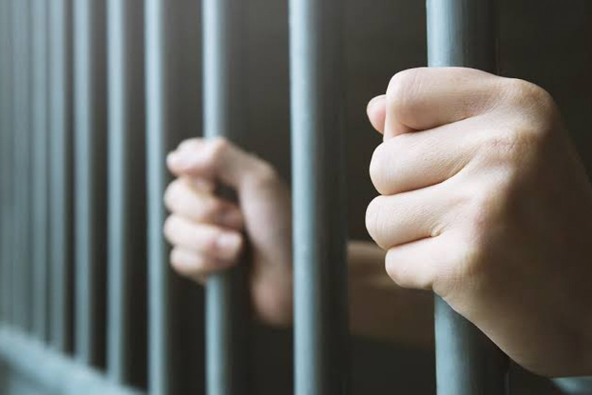 Homem é preso por ameaçar e exigir dinheiro de clientes dentro de loja no Paraná