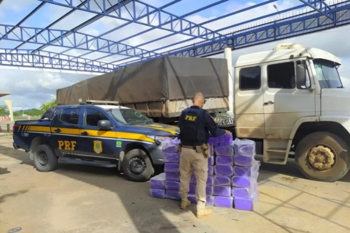 Dupla é presa com mais de 900 tabletes de maconha em trecho de Feira de Santana