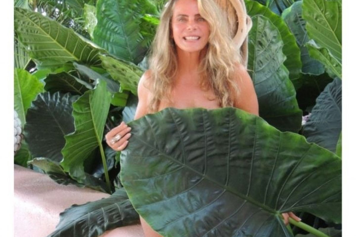 Aos 70 anos, a atriz Bruna Lombardi posa sem roupas e apenas com uma folha cobrindo o seu corpo!