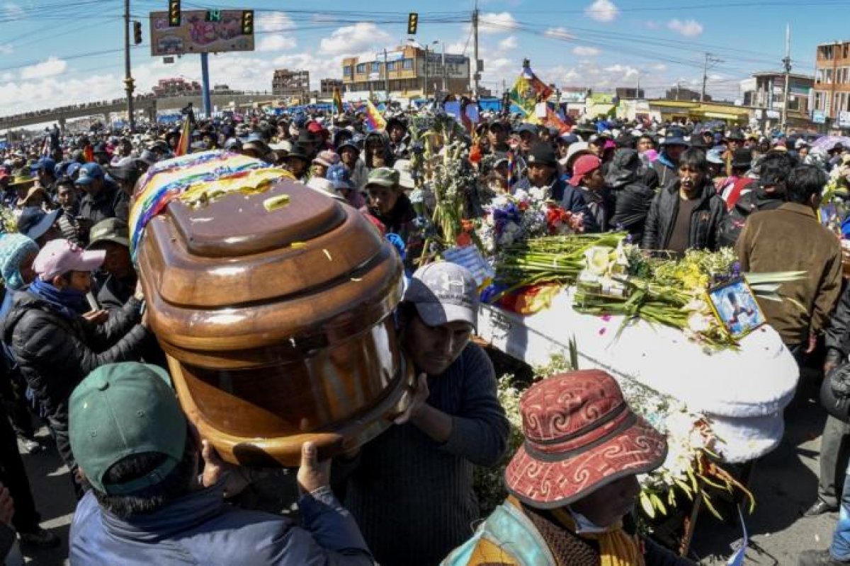 Corpos de manifestantes são levados a protesto por aliados de Evo Morales