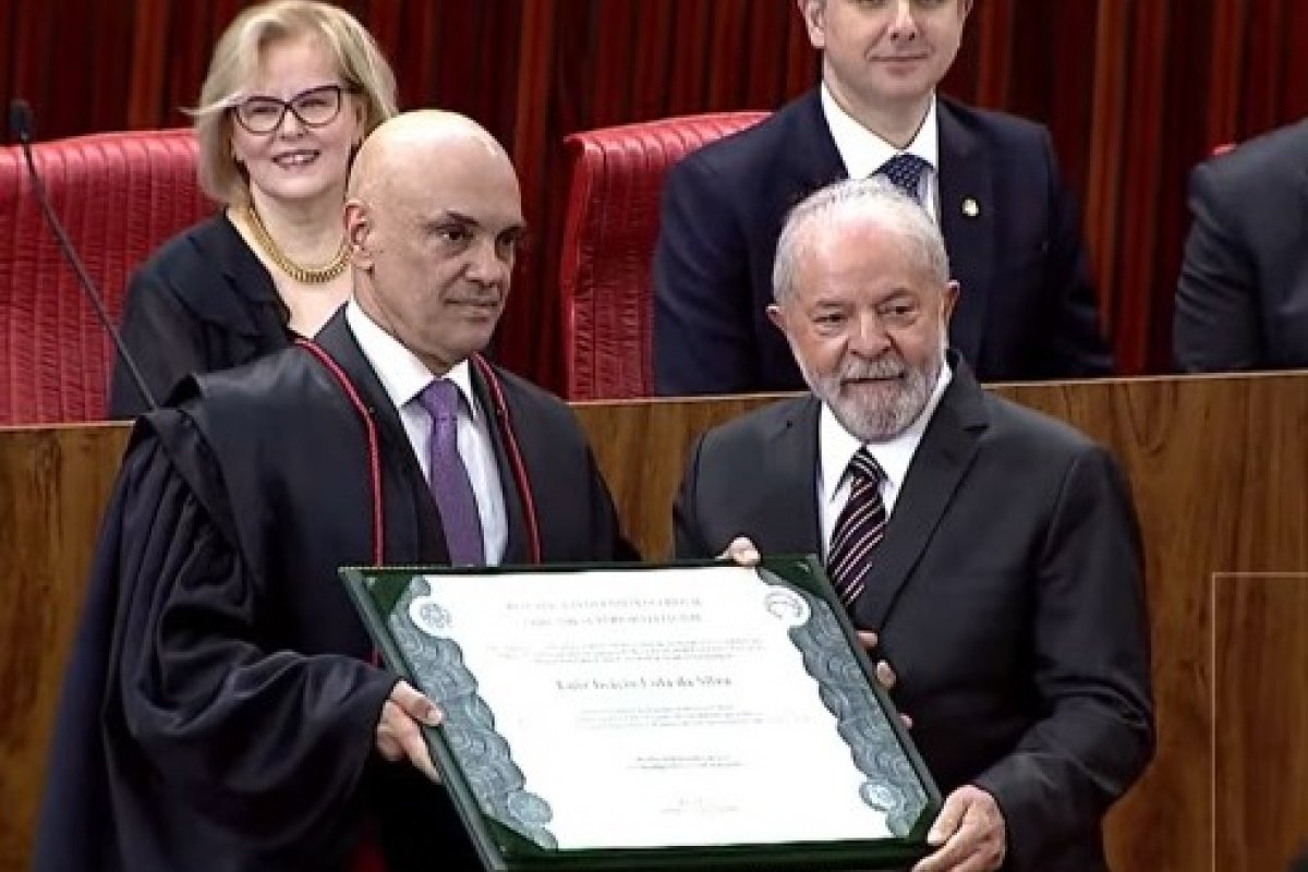 Emocionado, Lula dedica diploma ao povo brasileiro: ‘Vocês ganharam’