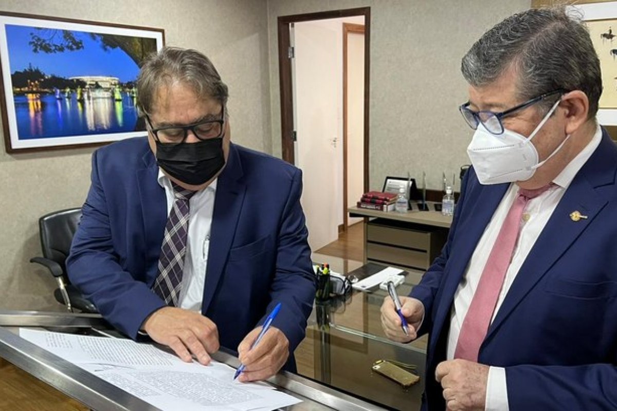 Paulo Sérgio de Oliveira é empossado para mais um biênio no TRE-BA