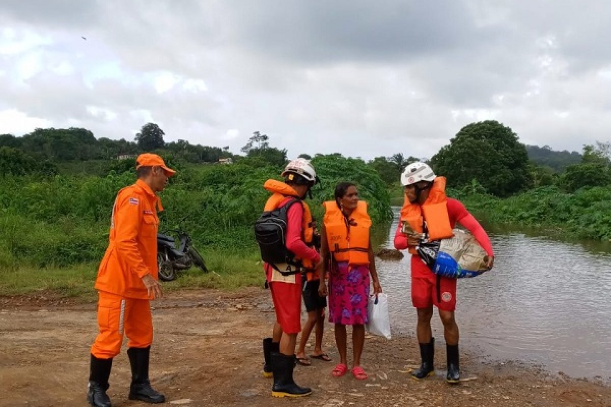Mais de mil pessoas foram atingidas por enchetes na Bahia