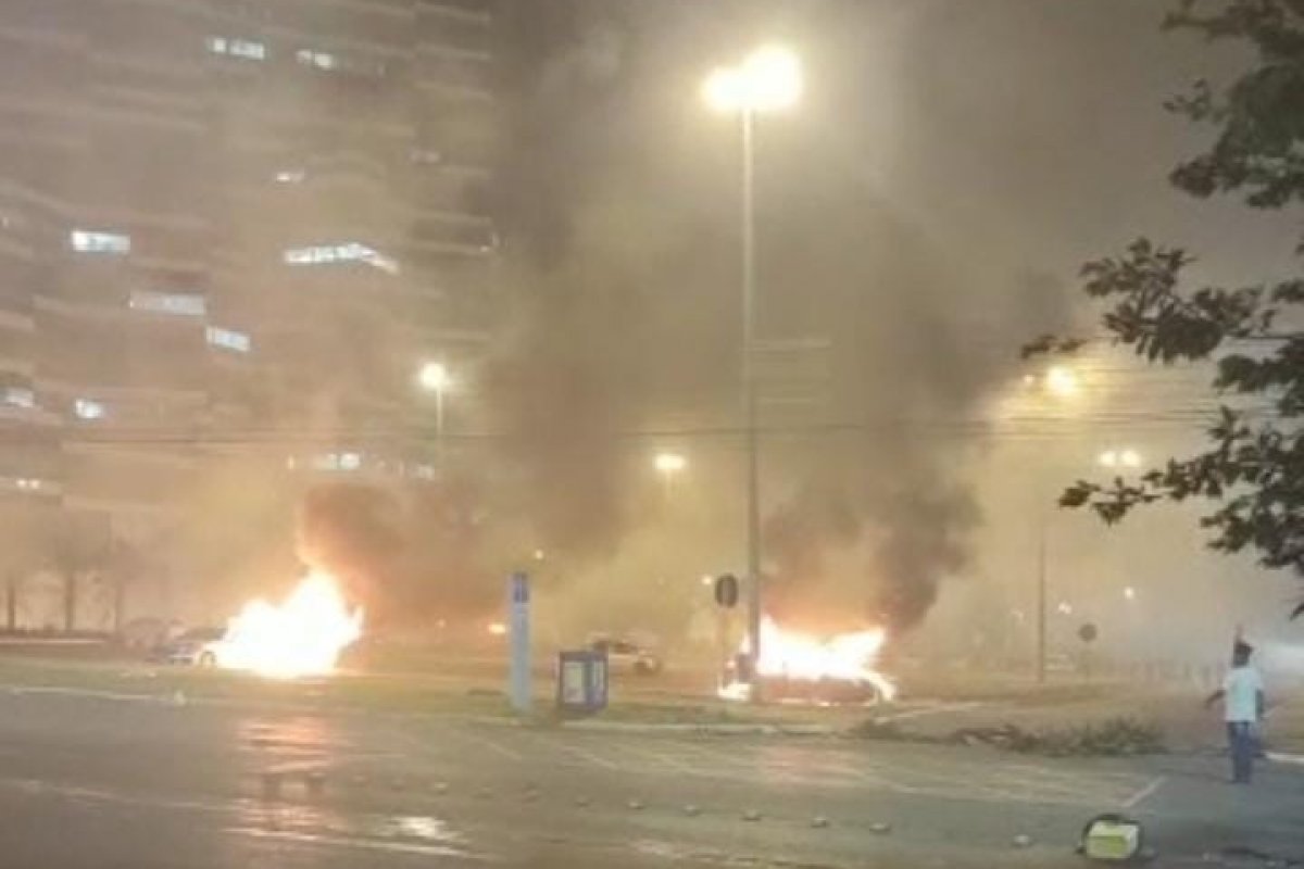 Vídeo: após prisão de indígena, manifestantes incendeiam carros e tentam invadir PF em Brasília