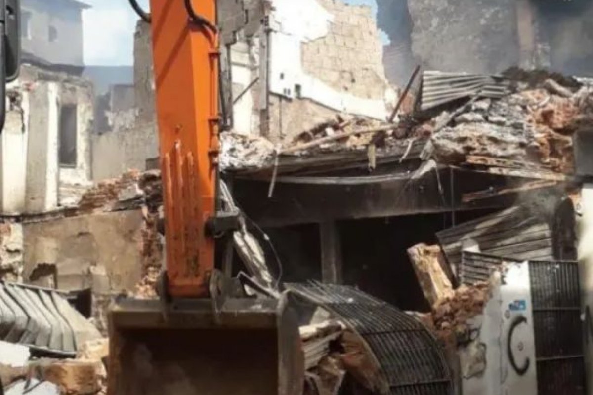 Após incêndio, imóveis são demolidos no Centro Histórico de Salvador