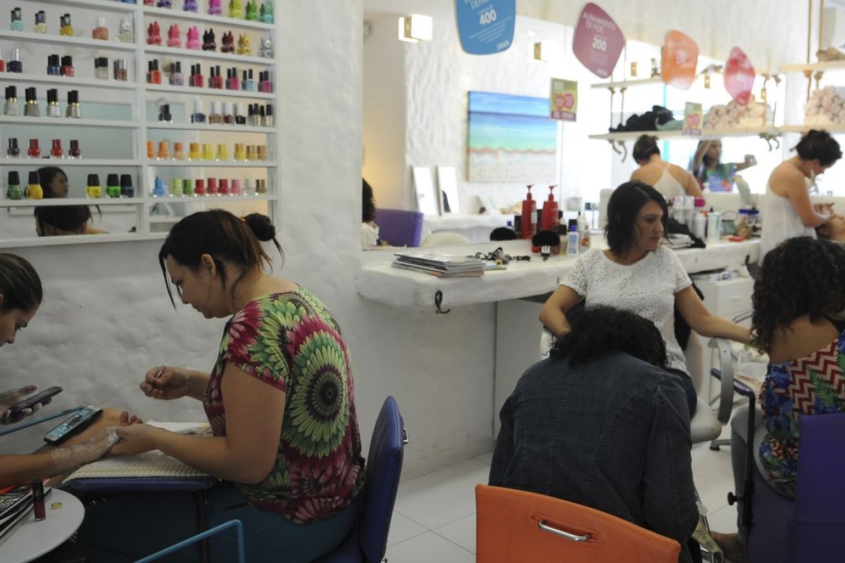 Serviços registram recuo de 0,6% em outubro após alta de cinco meses seguidos, diz IBGE