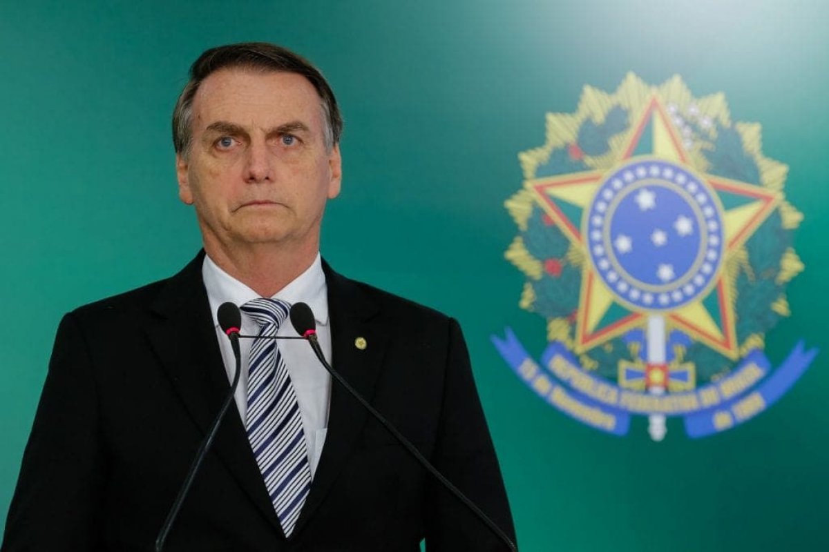 Bolsonaro fala sobre 'comprometimento com o combate de iniciativas arbitrárias' em cerimônia militar