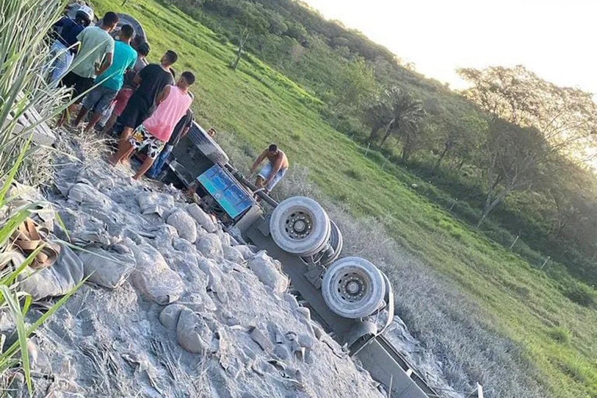Motorista de carreta morre em acidente no norte da Bahia