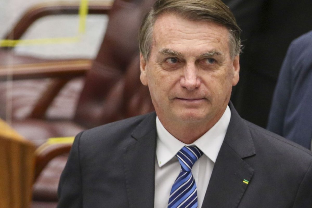 Bolsonaro renova concessão de transmissão do SBT e afiliadas