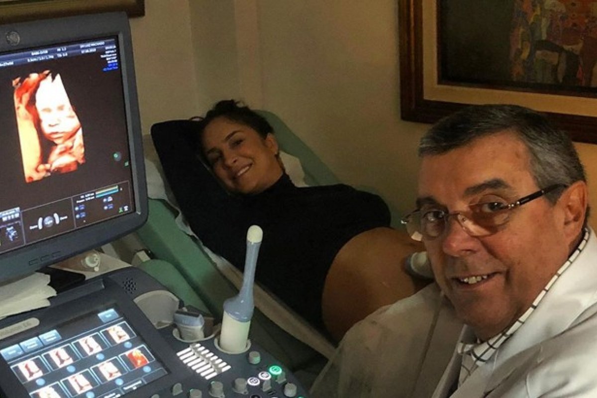 Claudia Leitte mostra rostinho de Bela em ultrassom