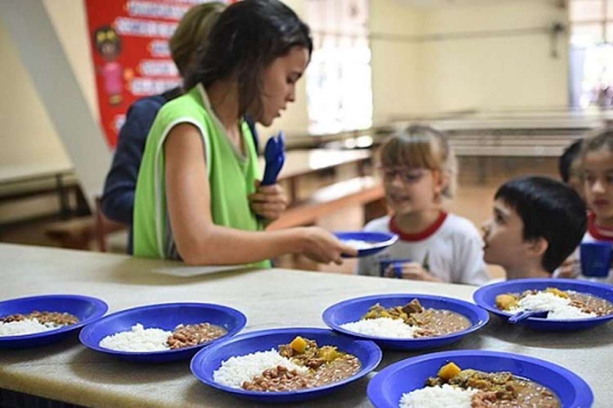 Ato no Congresso pressiona por reajuste para alimentação escolar