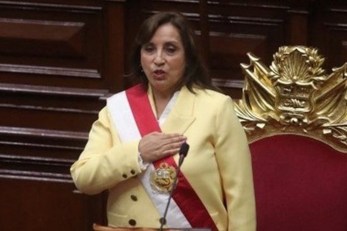 Presidente do Peru, Dina Boluarte, considera antecipar eleições para fim de 2023
