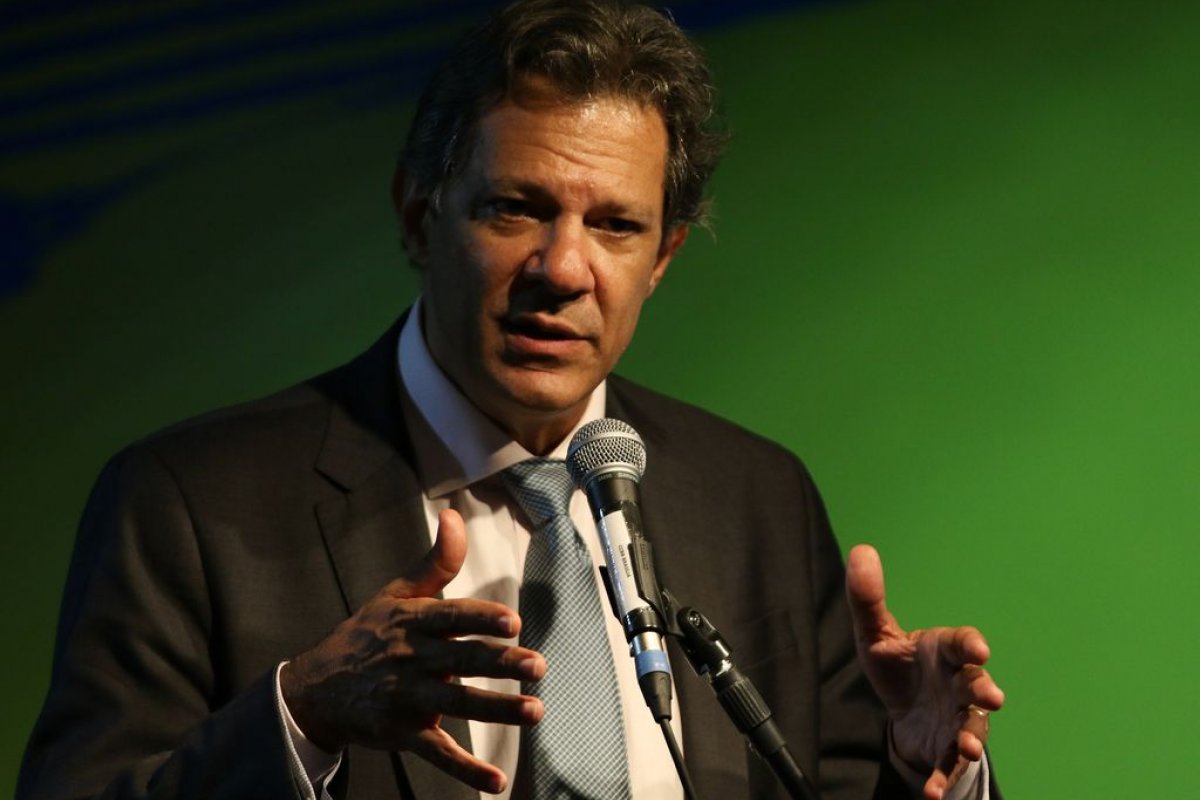 Haddad diz que queda da cotação do petróleo pode 'dar brecha' para discutir preço do combustível