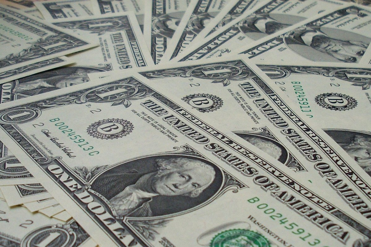 Dólar tem queda e real segue estagnado desde as eleições presidenciais