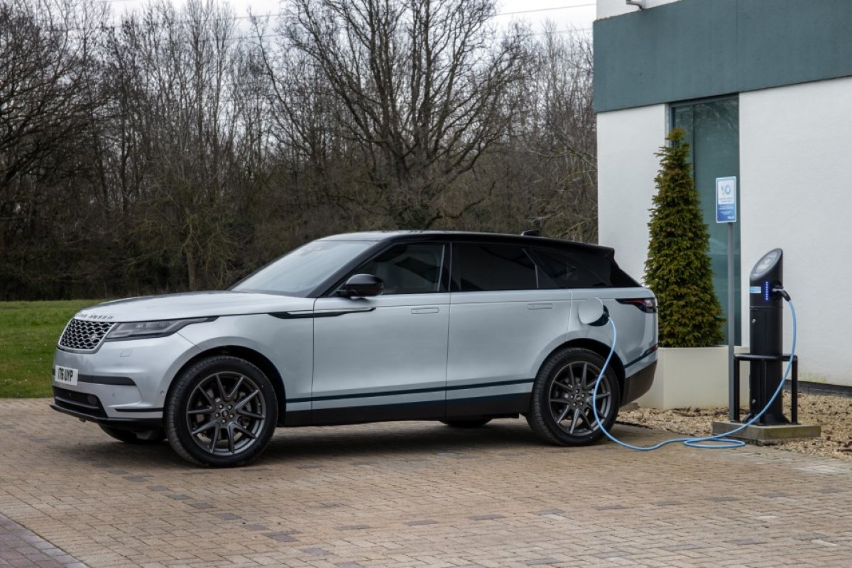 Land Rover Velar chega à linha 2023 em três versões com motor híbrido de 404cv