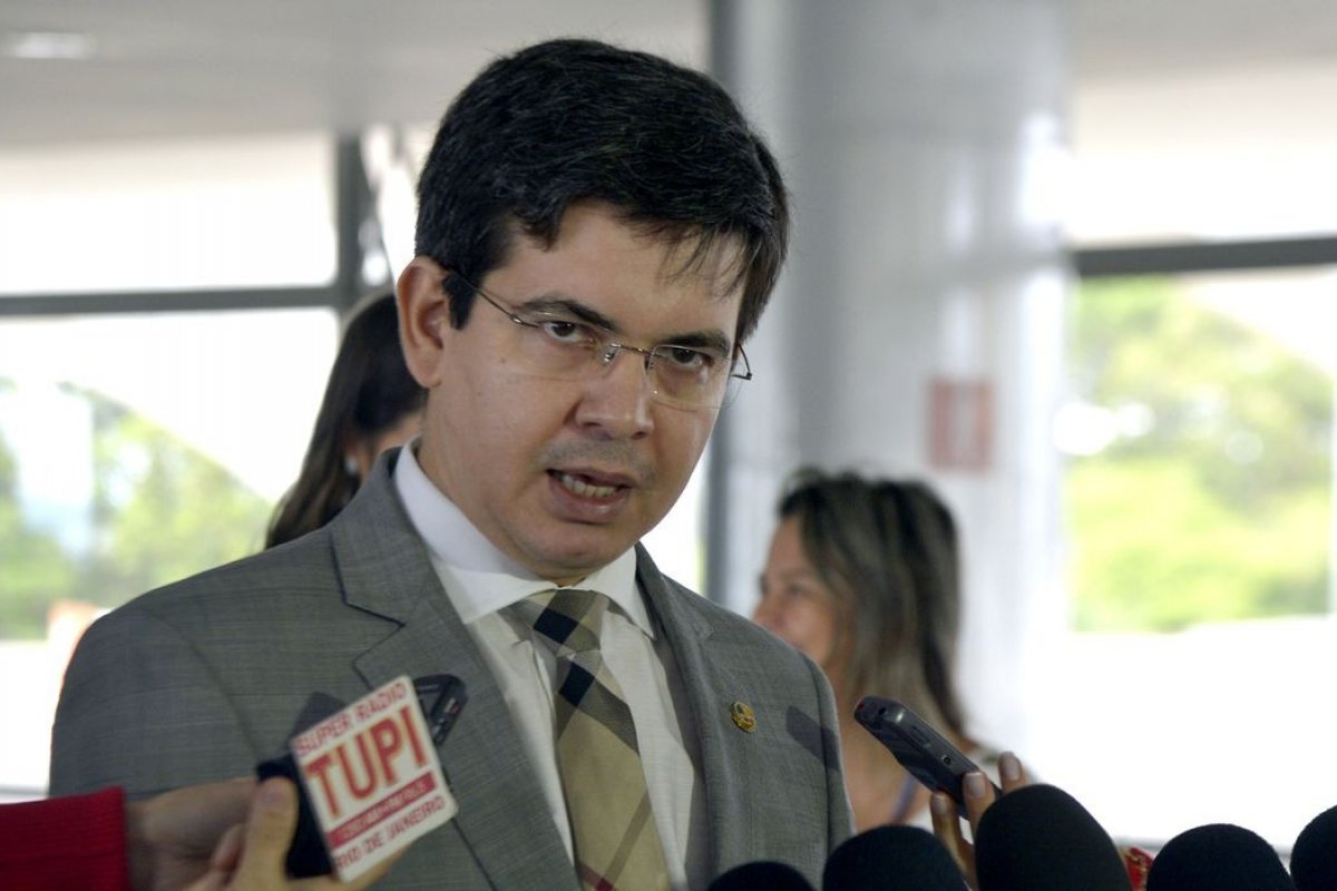 Randolfe pede prisão de homem que disse ter mandado executar Moraes