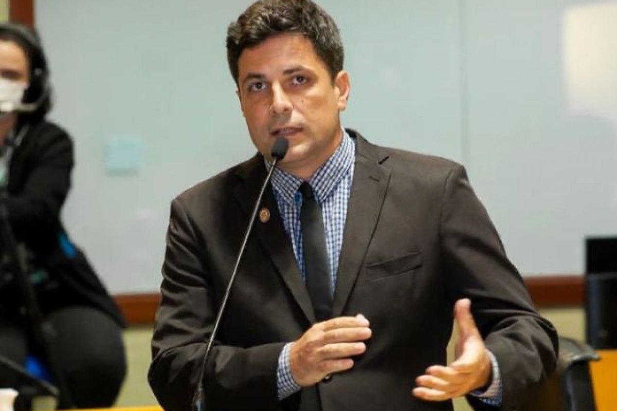 Polícia Federal prende 4 e faz buscas contra deputado estadual do ES em investigação sobre manifestações