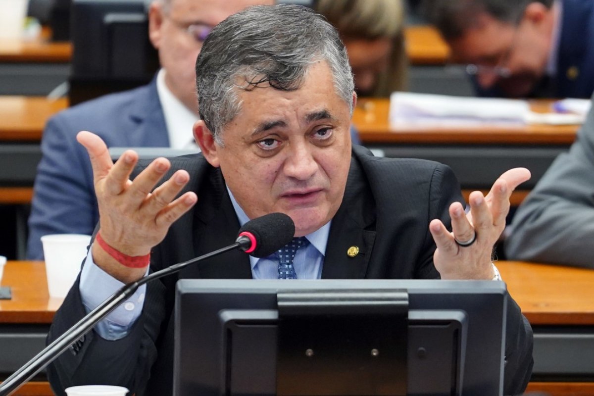 Se não votar hoje na Câmara, não tem mais PEC, diz José Guimarães