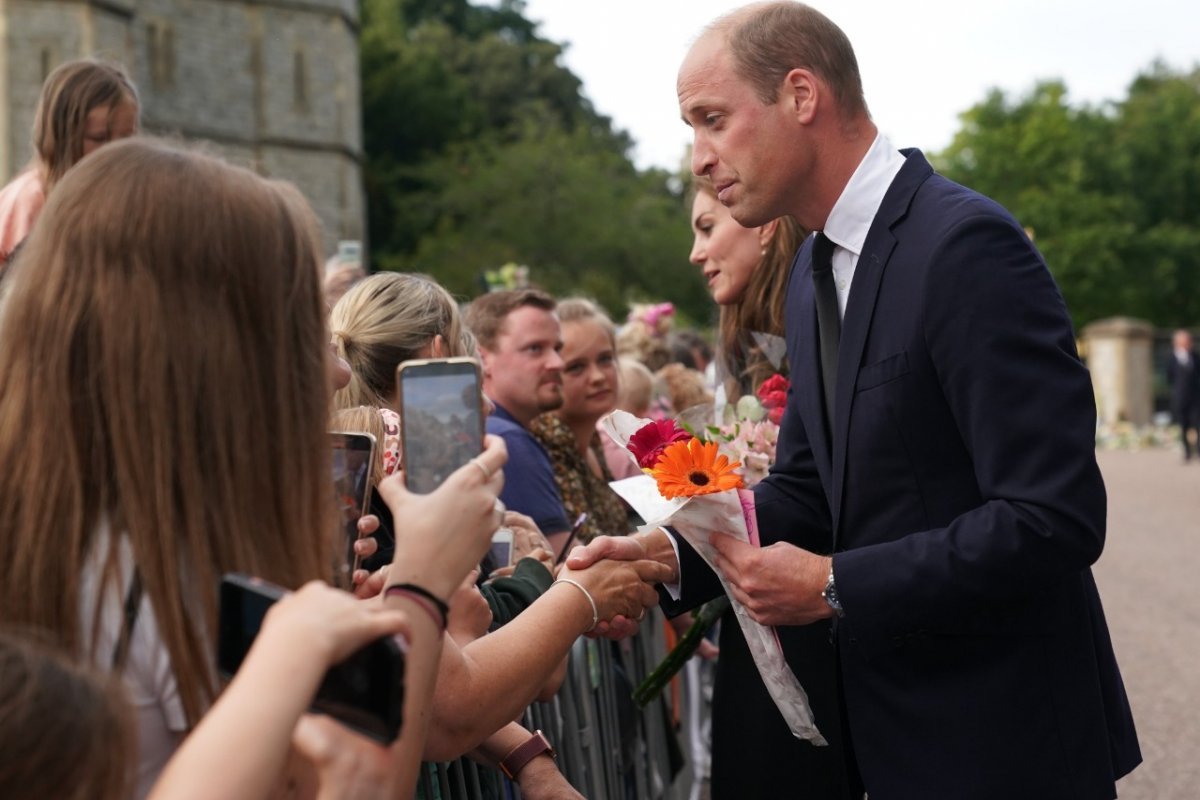 Madrinha do príncipe William pede desculpa pelos comentários racistas