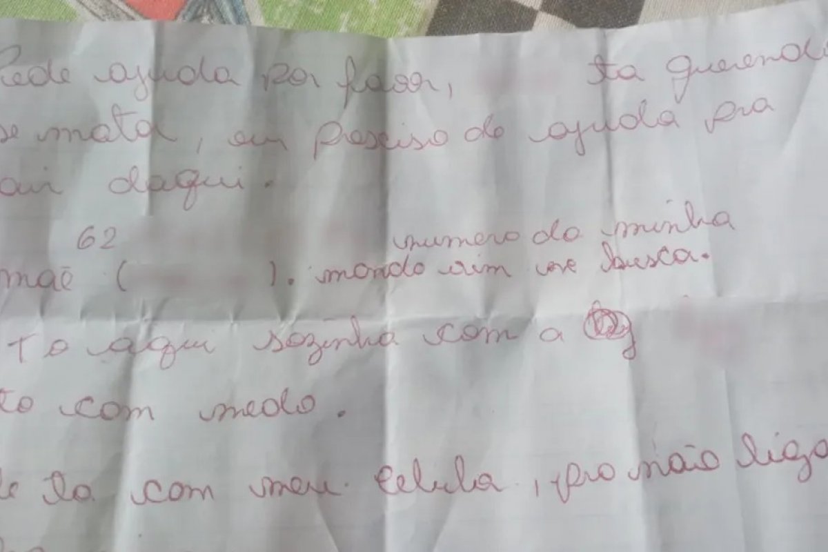 Mulher mantida em cárcere é resgatada após jogar bilhete por cima do muro: 'Tá querendo me matar'