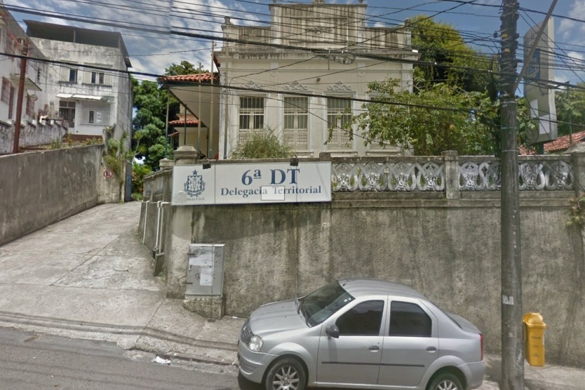 Perdi documentos e estou na praia. Posso ir à delegacia de shorts e camiseta?