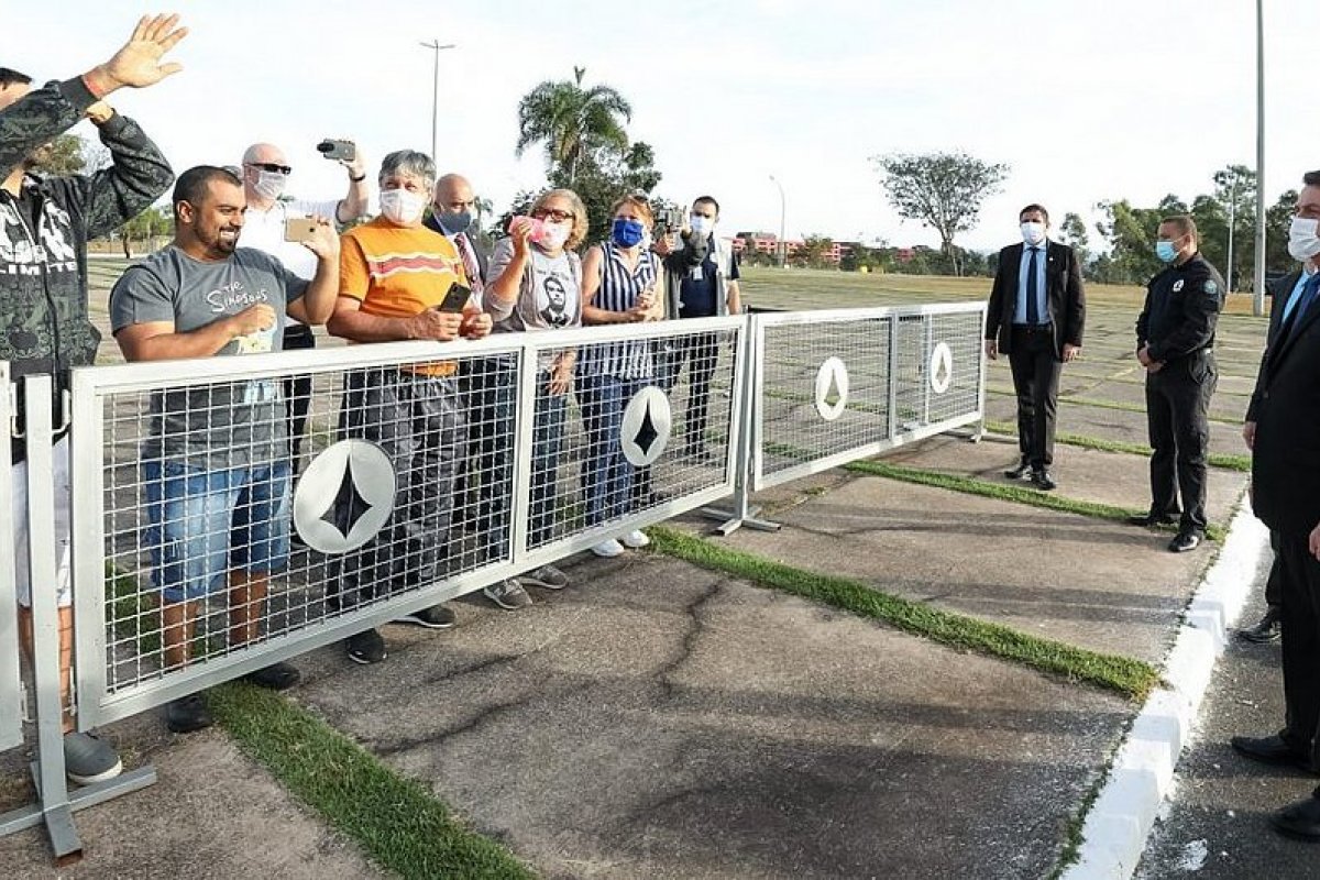 'Cercadinho' de Bolsonaro começa a ser desmontado no Palácio da Alvorada